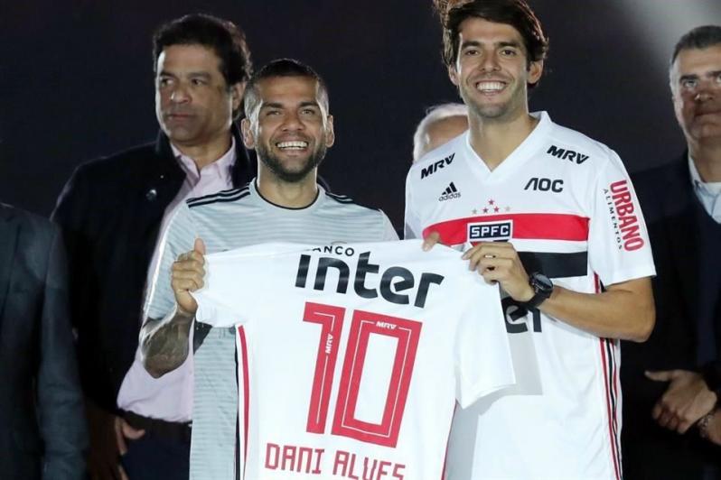 Dani Alves posing with #10 shirt