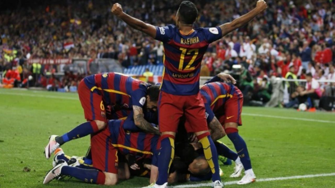 Barcelona celebrating Neymar's goal