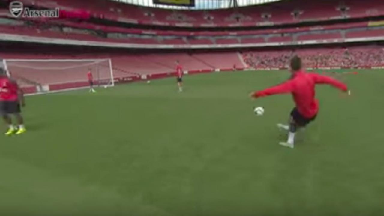 Arsenal's Koscienly executes perfect rabona in training