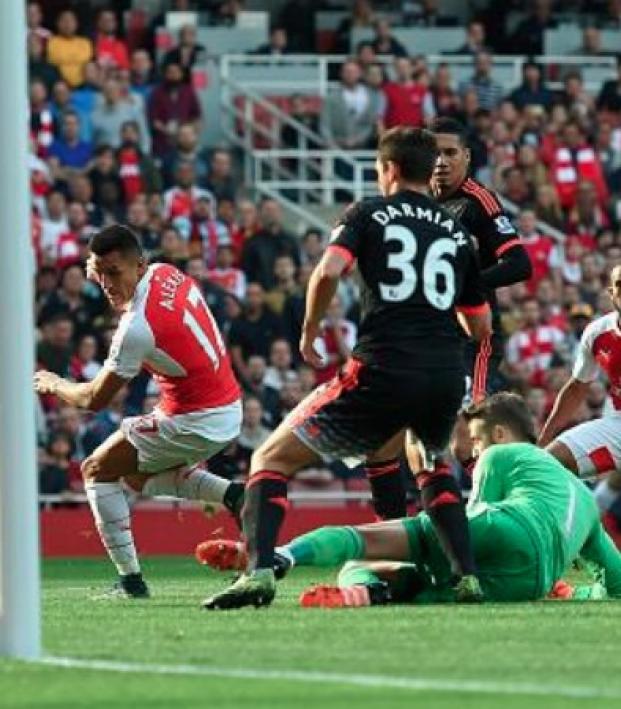 Alexis Sanchez executes a perfect back heel flick vs Manchester United. 