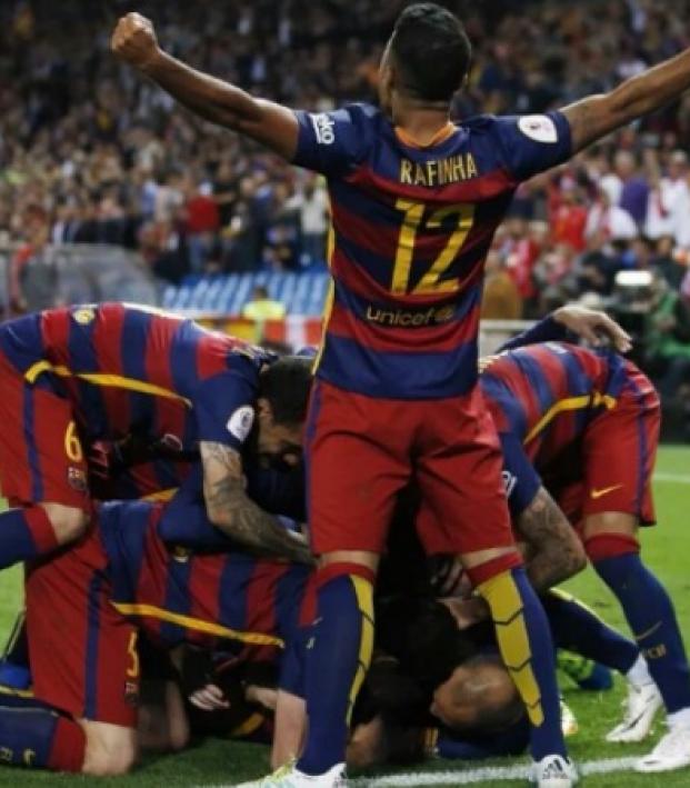 Barcelona celebrating Neymar's goal