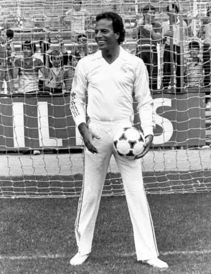 Celebridades famosas que casi jugaron fútbol profesional: Julio Iglesias Real Madrid