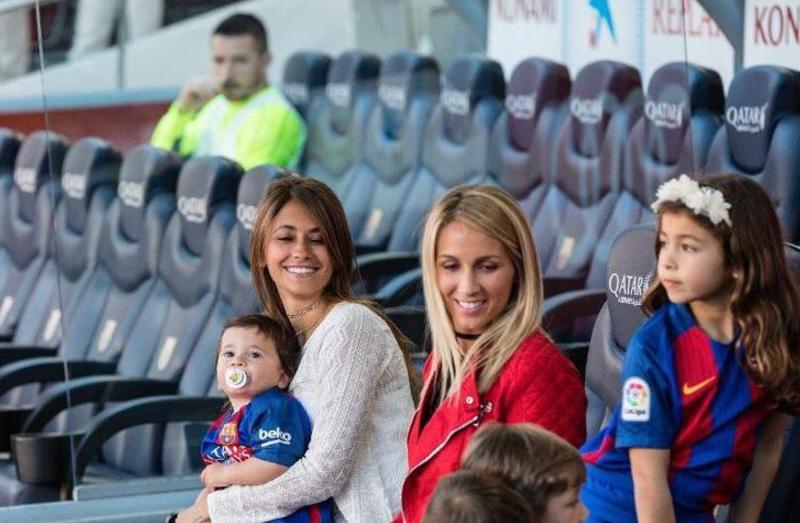 Antonella Roccuzzo and Sofia Balbi take care of kids Mateo Messi, Thiago Messi, Delfina Suárez and Benjamin Suárez