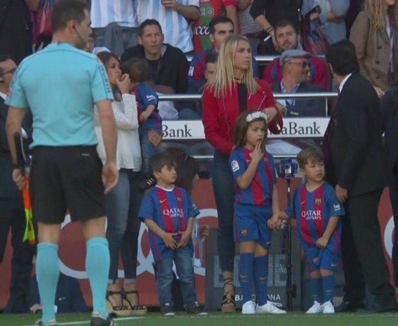 Mateo Messi, Delfina Suárez and Benjamin Suárez stand on the sidelines with Antonella Roccuzzo and Sofia Balbi 