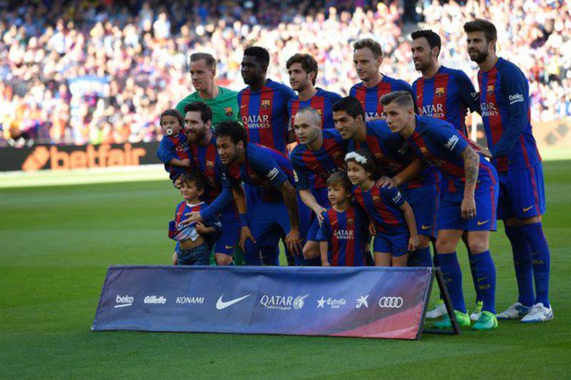 Luis Suarez and Lionel Messi's kids join for the pre-match photo