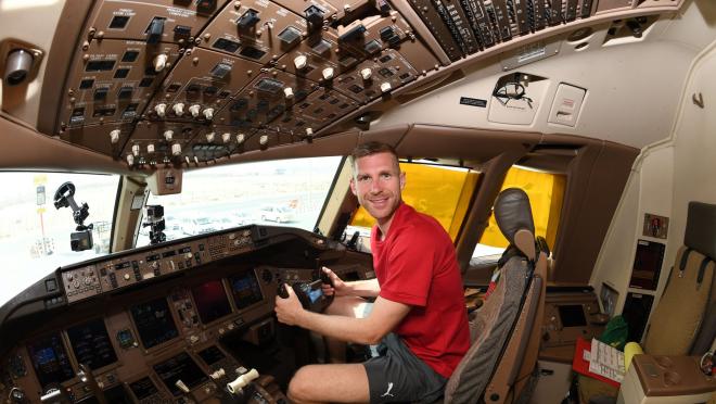 Per Mertesacker Pilots An Airplane