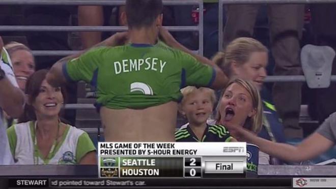 Clint Dempsey gives jersey
