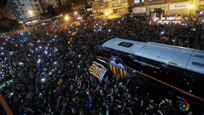 Valencia fans two hours before Barcelona arrives