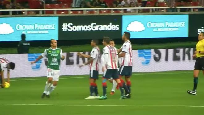 Landon Donovan Chivas pelea