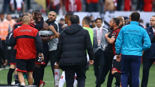 Florentin Pogba fights with teammates 