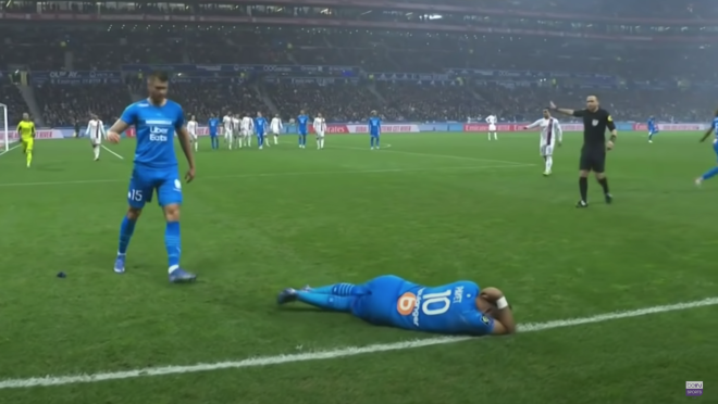 Dimitri Payet Hit By Bottle