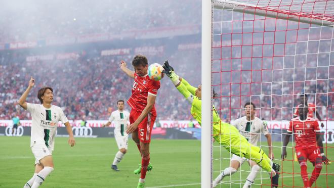 Yann Sommer saves Thomas Müller's header.