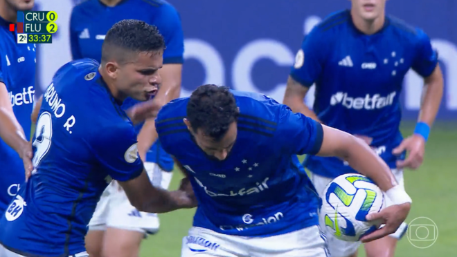 Cruzeiro player misses penalty twice