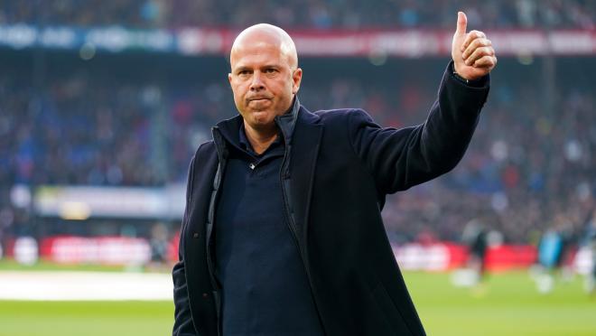 Arne Slot salutes fans at Stadion Feyenoord