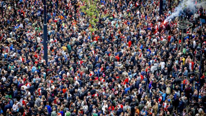 Feyenoord fans pack center of Rotterdam