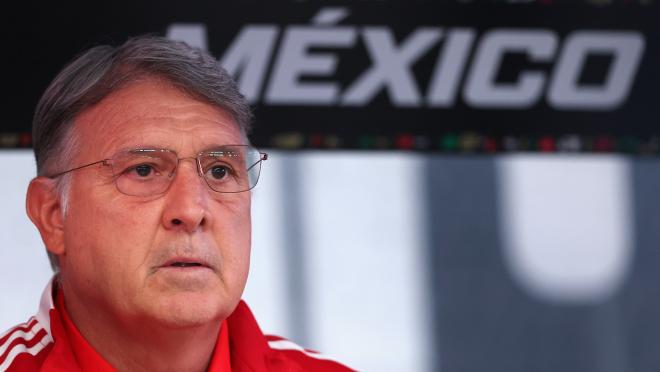 Tata Martino observa derrota de México vs Uruguay