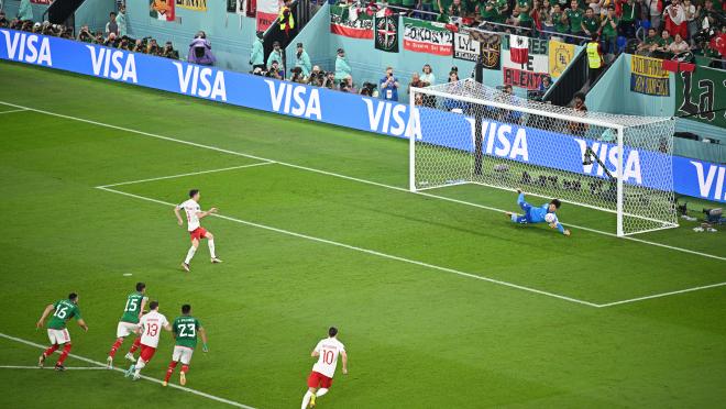 Memo Ochoa y su penal atajado a Lewandowski