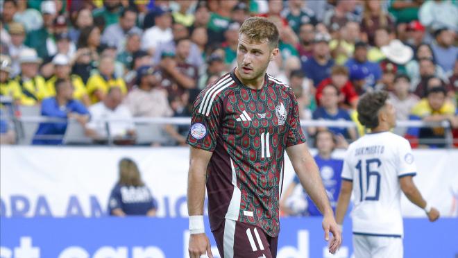 Santiago Gimenez of Mexico looks on during the CONMEBOL Copa America group B match between Mexico and Ecuador at State Farm Stadium on June 30, 2024 in Glendale, Arizona