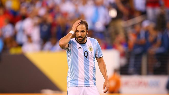 Gonzalo Higuain Argentina misses