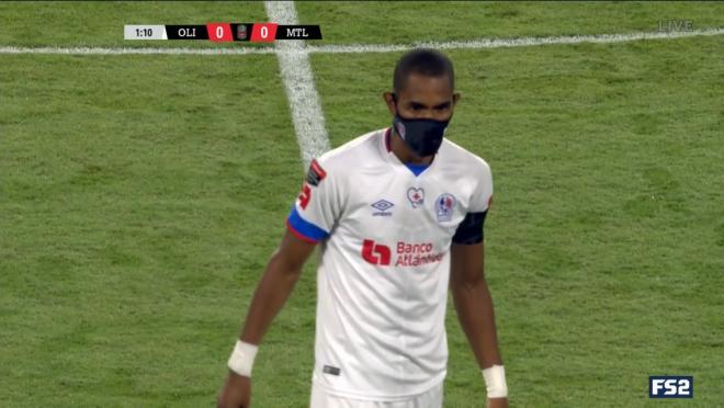 Jerry Bengtson wears mask during soccer game