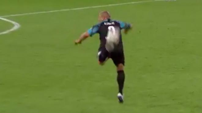 Roberto Carlos pass at Soccer Aid