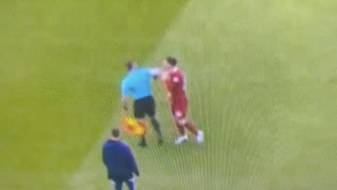 Ref elbows Robertson video