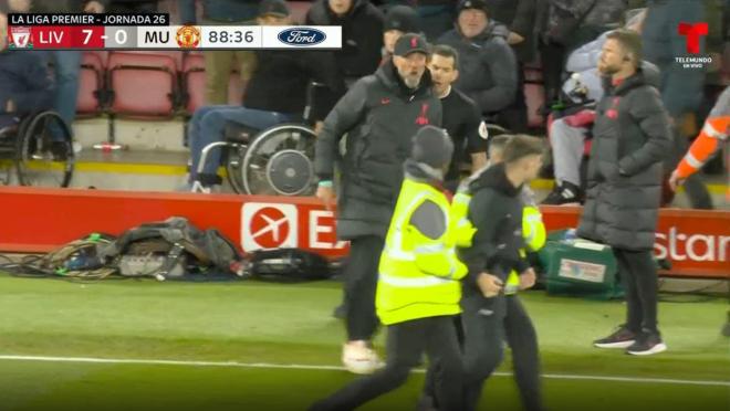 Klopp goes after pitch invader who took out Andy Robertson