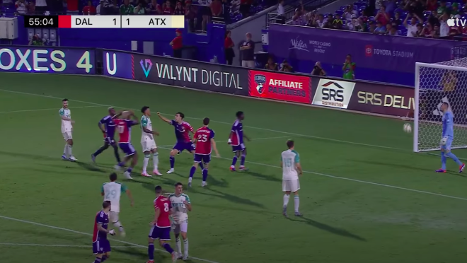 FC Dallas' Petar Musa celebrates penalty in front of Julio Cascante