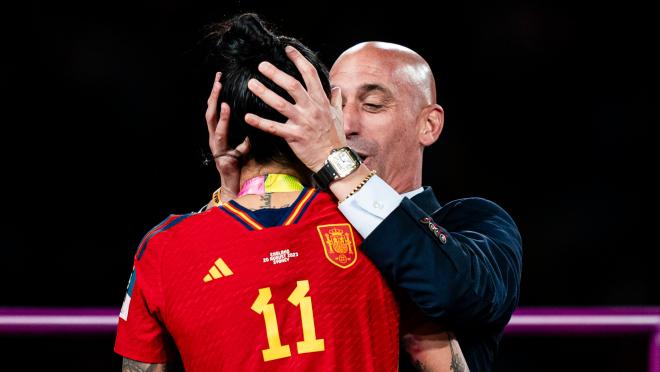Spanish soccer chief kisses Jenni Hermoso