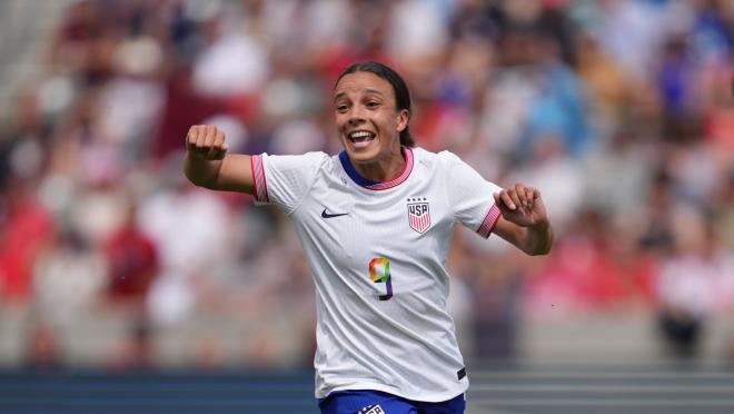 Mallory Swanson celebrates goal against South Korea