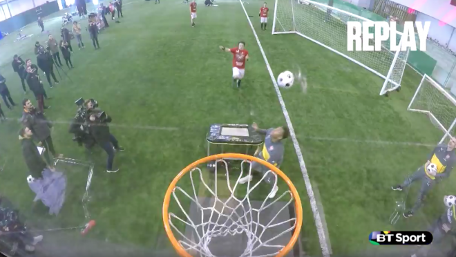 Arsenal does basketball trick shots with Dunking Devils