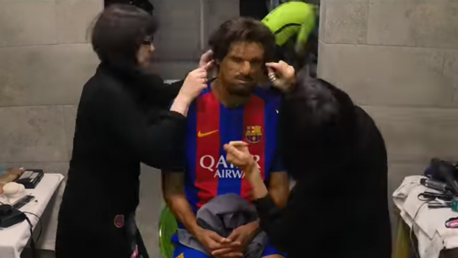 Rivaldo in disguise plays with Barcelona fans