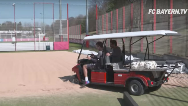 Thomas Muller and Mats Hummels play Football Golf