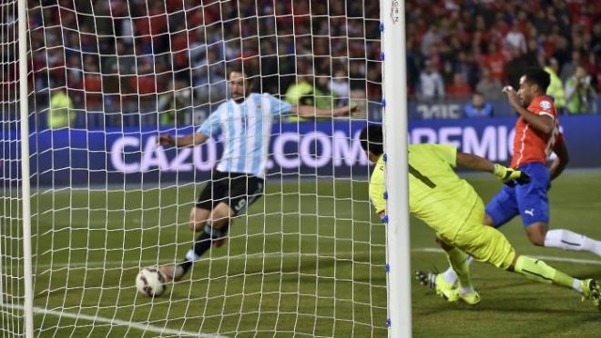  Higuaín Misses for Argentina