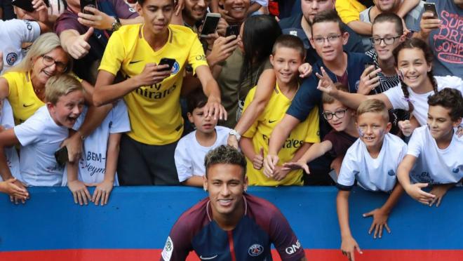 PSG Fans Welcome Neymar Jr