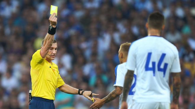 El árbitro dio 36 tarjetas rojas en un partido.