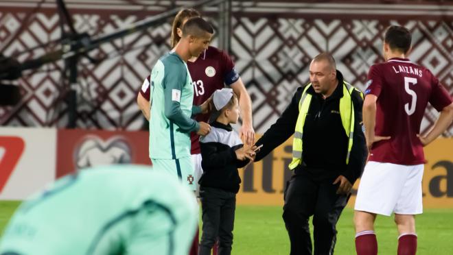 Kids Meeting Their Favorite Footballers 