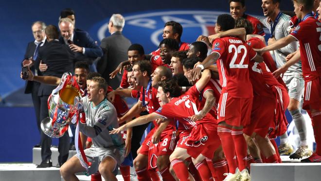 Bayern holds up Champions League trophy