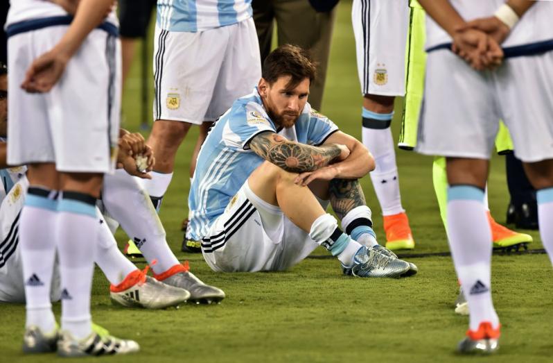 Lionel Messi dive