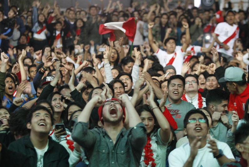 Peru fans vs Argentina