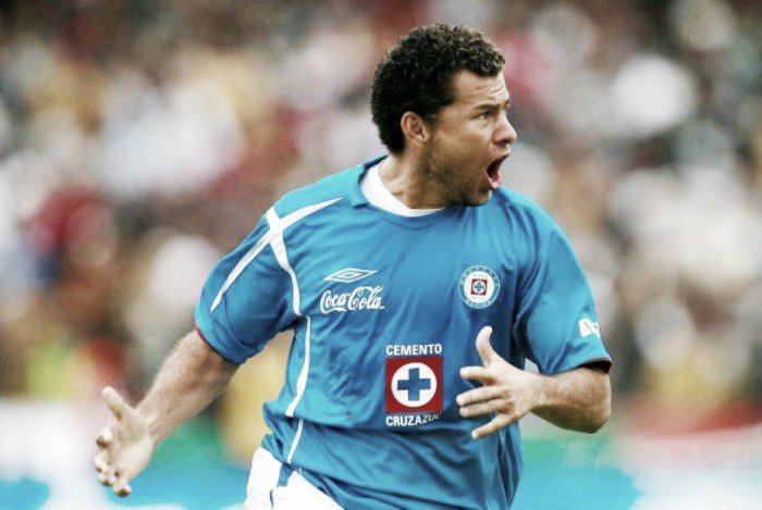 Miguel Sabah playing for Cruz Azul