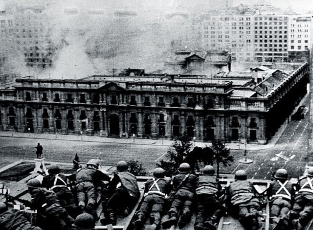 La Moneda under siege by the military