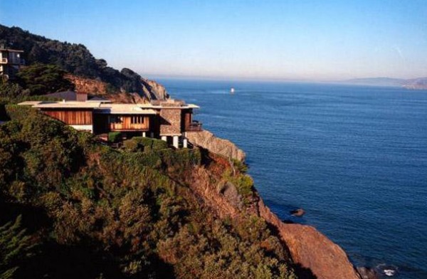 How much is Cristiano Ronaldo worth? A lot more than this cliffside house.