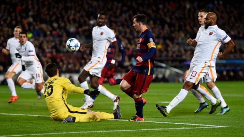Messi chips the Roma goalkeeper