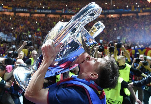 Messi kissing UCL trophy