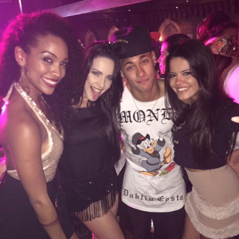 Neymar surrounded by three smoking hot dancers