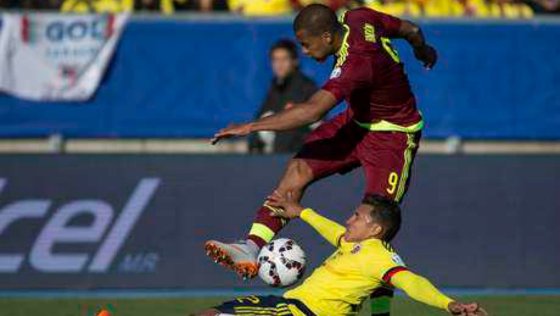 Salomon Rondon is shown high steppin' over some trifflin' ass hoe. Punk ass came at the king. No one musta told him he best not miss.